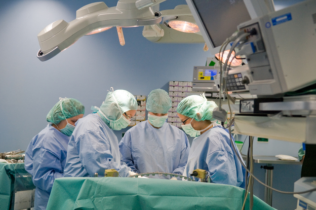 Das Team der Weimarer Klinik für Allgemein-, Viszeral- und Gefäßchirurgie während eines Eingriffs  | Foto: Thomas Müller