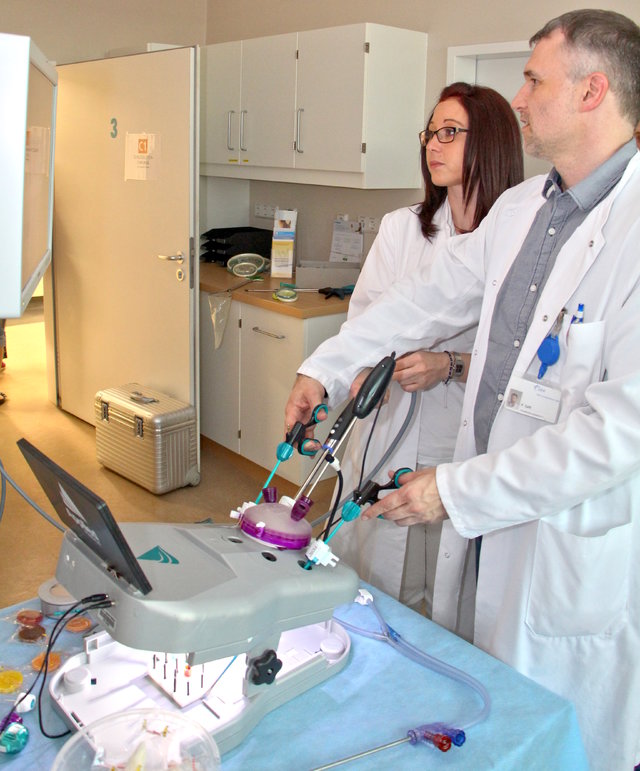 Chirurgische Fertigkeiten am Pelvitrainer testen - unsere Ärzte zeigen, wie es geht | Foto: Christian Jacob